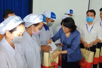 Phó Chủ tịch nước Đặng Thị Ngọc Thịnh trao quà cho công nhân lao động nhà máy Vinamilk tại Bình Dương.