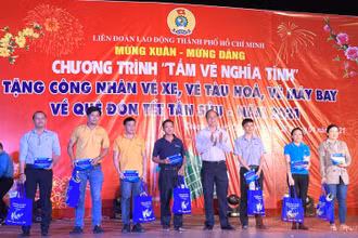 Lãnh đạo TP Hồ Chí Mình và LĐLĐ thành phố trao tấm vé nghĩa tình cho công nhân lao động tối 26-1.