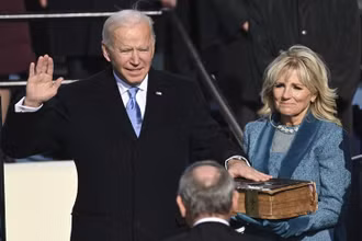Ông Joe Biden tuyên thệ nhậm chức Tổng thống thứ 46 của nước Mỹ trước Chánh án Tòa án Tối cao John Roberts. (Ảnh: AP) 