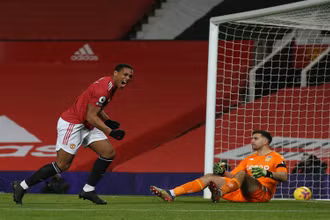 A. Martial (áo đỏ) mở tỷ số cho Man United.