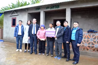 Xây nhà “ba cứng” cho hộ nghèo ở xã Dền Thàng (Bát Xát - Lào Cai).