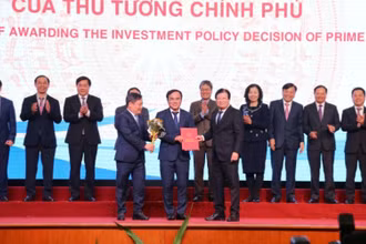 Phó Thủ tướng Trịnh Đình Dũng trao quyết định đầu tư cho hai dự án lớn tại Quảng Bình.