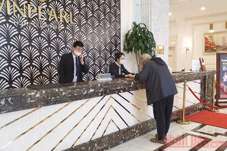Nhân viên khách sạn hướng dẫn du khách khai Tờ khai y tế theo quy định phòng, chống dịch của Bộ Y tế (Ảnh: TRANG LINH)
