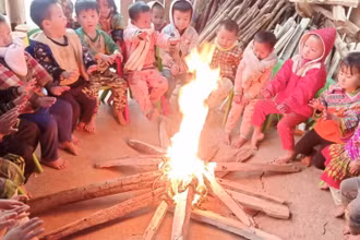 Với các cháu học sinh mầm non ở huyện Nậm Pồ, giáo viên phải đốt lửa sưởi chung cho các cháu.