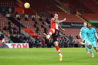 Pha ghi bàn điệu nghệ của D. Ings (áo đỏ trắng) vào lưới Liverpool.
