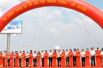 Thủ tướng Chính phủ Nguyễn Xuân Phúc, các Phó Thủ tướng và lãnh đạo các bộ, ngành, địa phương, doanh nghiệp cắt băng thông tuyến cao tốc Trung Lương - Mỹ Thuận.