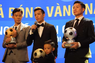 Quả bóng Đồng thuộc về trung vệ Quế Ngọc Hải của Hà Nội FC và Quả bóng Bạc thuộc về trung vệ Bùi Tiến Dũng của Viettel. (Ảnh: Goal)