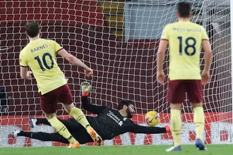 A. Barnes (số 10) ghi bàn thắng duy nhất cho Burnley trên chấm 11m.