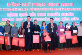 Đồng chí Phạm Bình Minh và lãnh đạo tỉnh Nam Định tặng quà Tết cho người nghèo và công nhân lao động tại KCN Bảo Minh, huyện Vụ Bản.