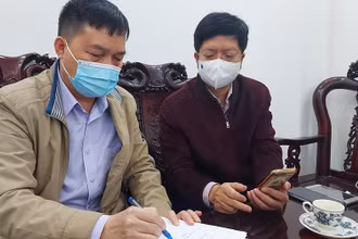ThS, BS Nguyễn Trọng Khoa (áo tím) triển khai công tác điều trị tại Chí Linh, Hải Dương.