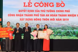 Phó Thủ tướng Thường trực Chính phủ Trương Hòa Bình trao Quyết định của Thủ tướng Chính phủ công nhận thành phố Tân An hoàn thành nhiệm vụ xây dựng nông thôn mới giao đoạn 2011 - 2019.