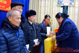 Đồng chí Tòng Thị Phóng trao tặng quà Tết cho các gia đình chính sách.