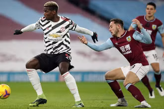 P. Pogba (áo sọc đen-trắng) ghi bàn thắng duy nhất của trận đấu cho Man United.