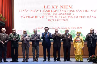 Bí thư Thành ủy Hà Nội Vương Đình Huệ trao Huy hiệu 65 năm, 60 năm tuổi Đảng cho các Đảng viên quận Thanh Xuân. (Ảnh: Duy Linh)