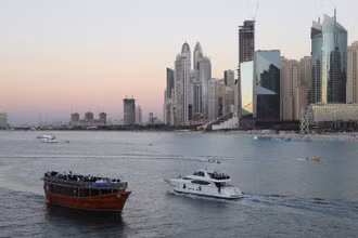 Dù số ca mắc Covid-19 tăng cao gần gấp ba lần trong tháng qua, Dubai vẫn mở cửa đón du khách nước ngoài. (Ảnh: AP)