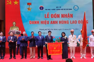 Phó Chủ tịch nước Đặng Thị Ngọc Thịnh trao tặng danh hiệu Anh hùng Lao động thời kỳ đổi mới cho Trường Đại học Y dược TP Hồ Chí Minh.