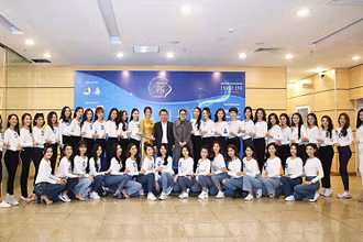 Ban Tổ chức cuộc thi và các thí sinh lọt vào chung kết "Hoa khôi Sinh viên Việt Nam" 2020.