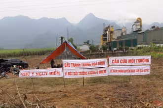 Người dân xã Lạc Thịnh, huyện Yên Thủy (Hòa Bình) dựng lán trại để phản đối nhà máy xả thải sai quy định gây ô nhiễm môi trường.