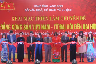 Các đồng chí Lãnh đạo tỉnh và đại biểu cắt băng khai mạc triển lãm.