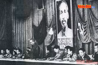 Bác Hồ đọc diễn văn tại Đại hội II năm 1951.
