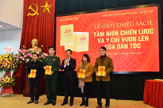 Đồng chí Võ Văn Thưởng, Ủy viên Bộ Chính trị, Bí thư Trung ương Đảng, Trưởng ban Tuyên giáo Trung ương trao tặng sách cho đại diện một số đơn vị có mặt tại buổi lễ. Ảnh: THỦY NGUYÊN