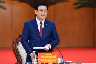 Đồng chí Vương Đình Huệ phát biểu kết luận tại buổi làm việc.