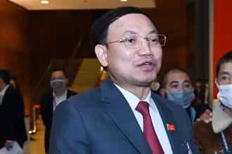 Đồng chí Nguyễn Xuân Ký, Bí thư Tỉnh ủy Quảng Ninh trả lời phỏng vấn báo chí tối 30-1, bên lề Đại hội Đảng lần thứ XIII. Ảnh: DUY LINH.