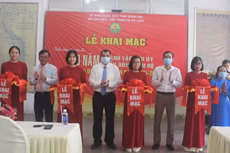 Khai mạc triển lãm.