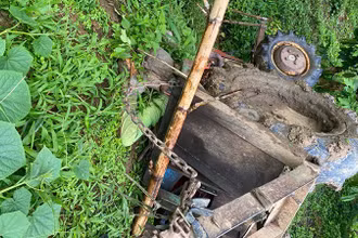 Hiện trường lật máy cày khiến thanh niên làm thuê thiệt mạng.