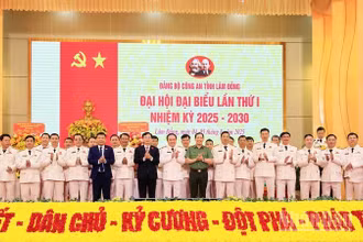 Lãnh đạo Bộ Công an, lãnh đạo tỉnh Lâm Đồng chụp ảnh lưu niệm cùng Ban Chấp hành Đảng bộ Công an tỉnh Lâm Đồng nhiệm kỳ 2025-2030.