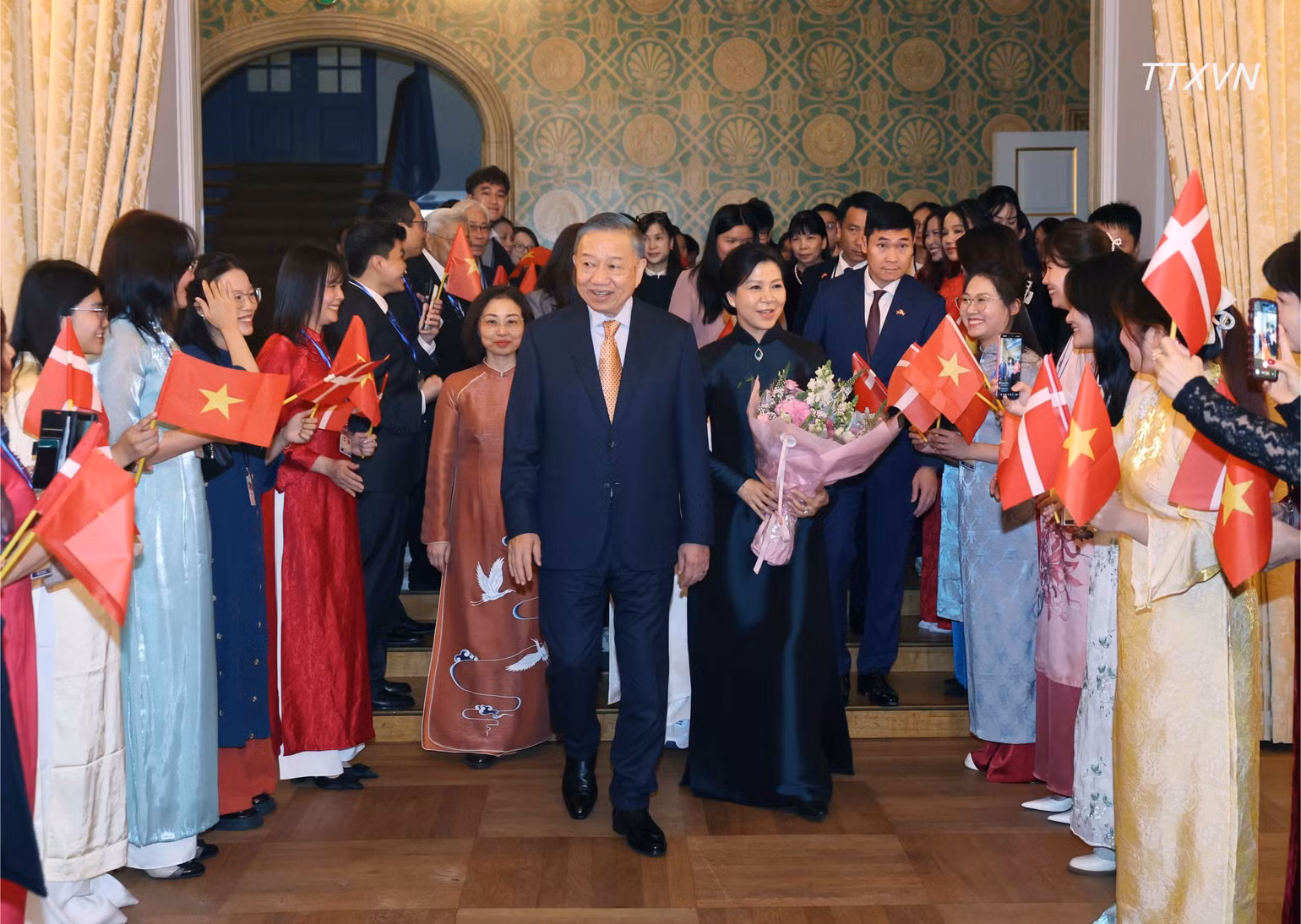 vna-potal-tong-bi-thu-chu-tich-nuoc-to-lam-va-phu-nhan-gap-go-can-bo-dai-su-quan-viet-nam-tai-dan-mach-va-cong-dong-nguoi-viet-nam-tai-dan-mach-icela.jpg