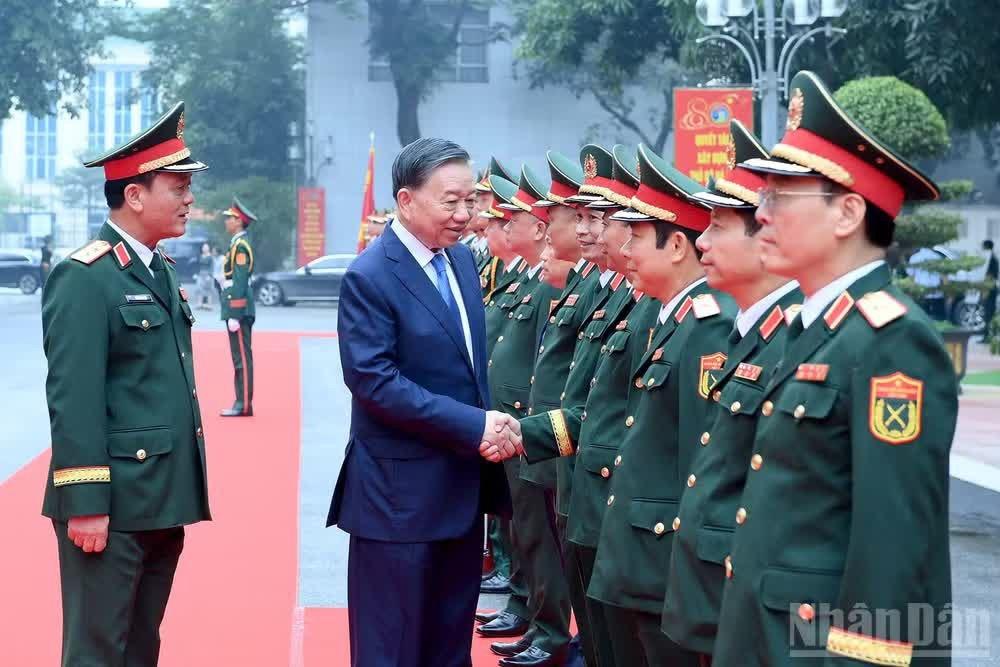 Tổng B&iacute; thư, Chủ tịch nước T&ocirc; L&acirc;m với c&aacute;c đồng ch&iacute; l&atilde;nh đạo, chỉ huy Bộ Tư lệnh Thủ đ&ocirc; H&agrave; Nội. (Ảnh: ĐĂNG KHOA)