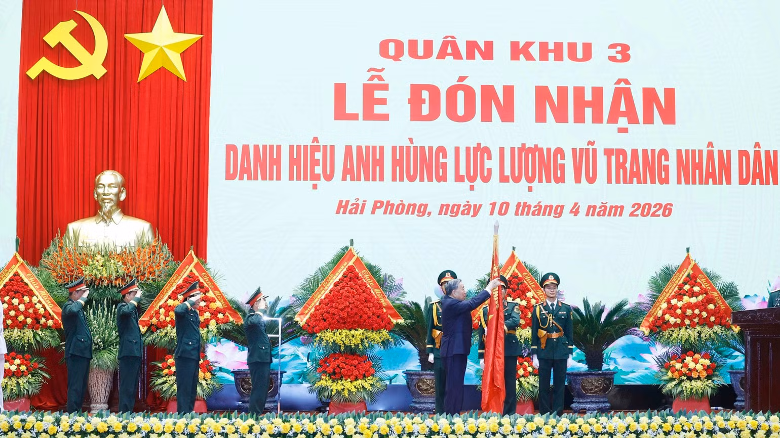 vna-potal-tong-bi-thu-chu-tich-nuoc-du-le-don-nhan-danh-hieu-anh-hung-llvt-nhan-dan-cua-quan-khu-3-8692383-560.jpg