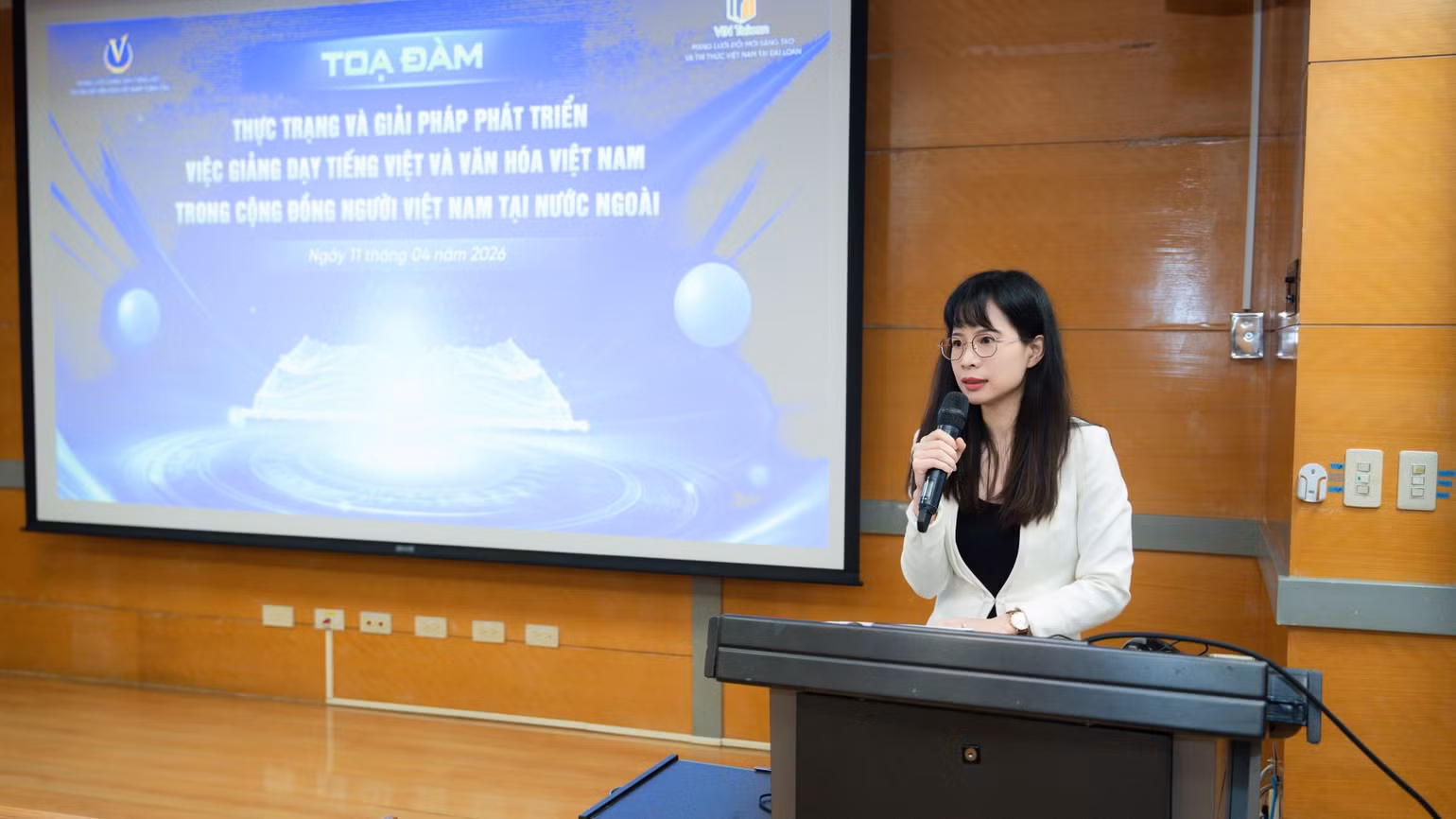 ba-ngo-phuong-thao-pho-chu-nhiem-van-phong-kinh-te-va-van-hoa-viet-nam-tai-dai-bac-9226.jpg