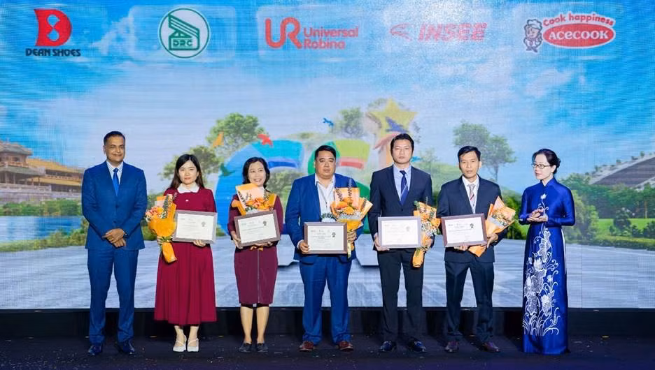 Đại diện Acecook Việt Nam (thứ 2 từ trái qua) nhận giải chuyên đề Top 5 Doanh nghiệp tiên phong thực hiện kinh tế tuần hoàn và cắt giảm phát thải khí nhà kính.