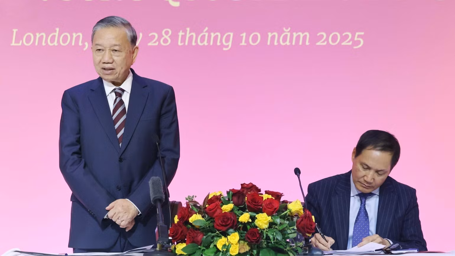 vna-potal-tong-bi-thu-to-lam-gap-go-can-bo-nhan-vien-dai-su-quan-va-cong-dong-nguoi-viet-nam-tai-anh-8371072-6466.jpg