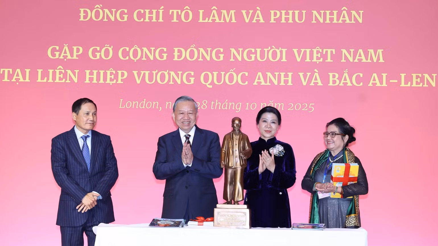 vna-potal-tong-bi-thu-to-lam-gap-go-can-bo-nhan-vien-dai-su-quan-va-cong-dong-nguoi-viet-nam-tai-anh-8371076-5328.jpg