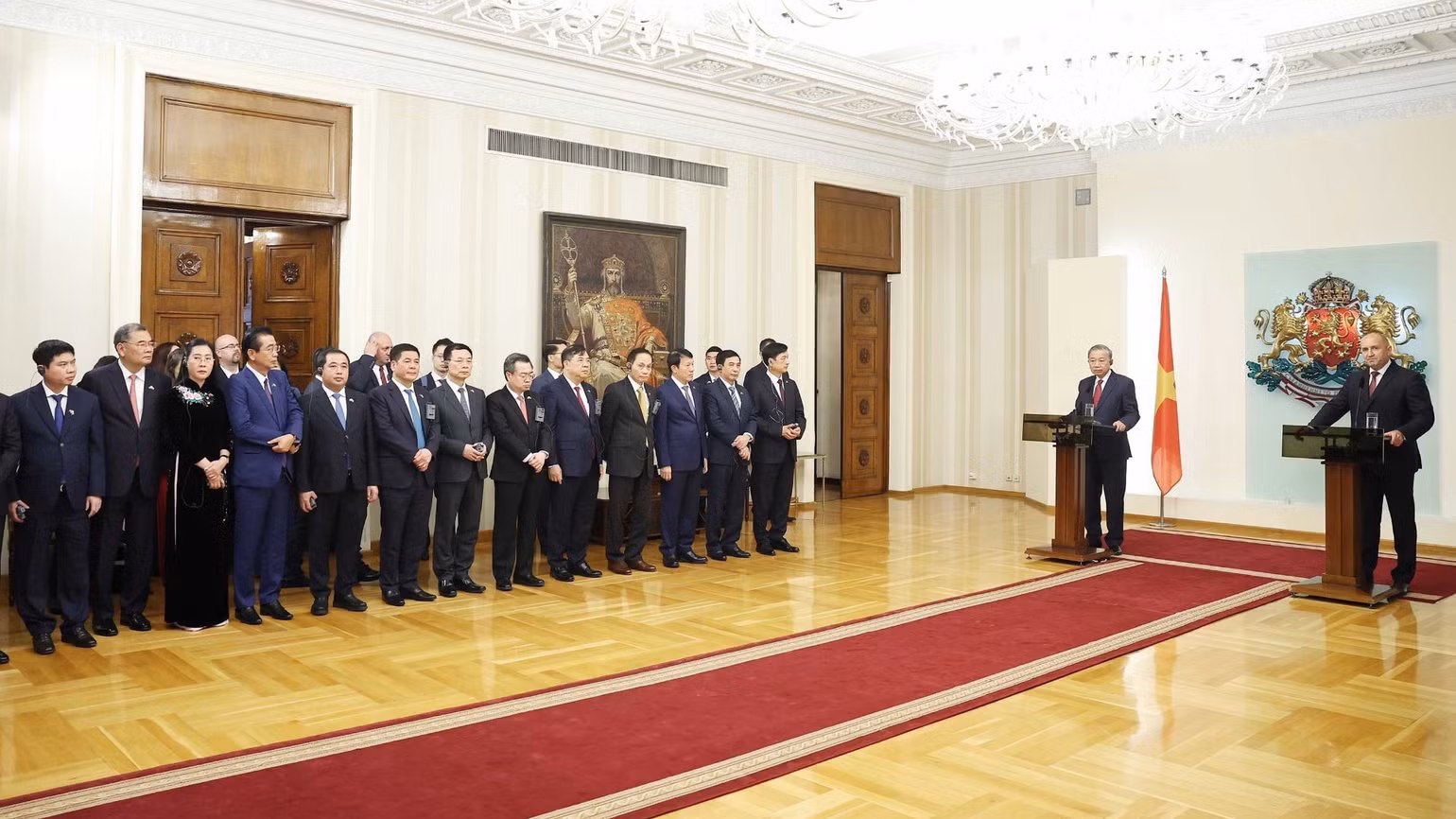 vna-potal-tong-bi-thu-to-lam-va-tong-thong-bulgaria-gap-go-bao-chi-8357654-2958.jpg
