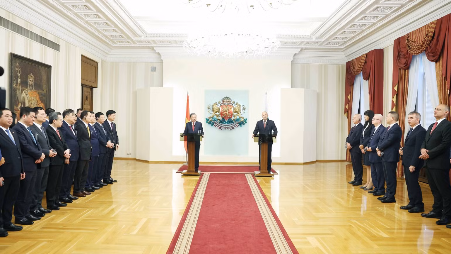 vna-potal-tong-bi-thu-to-lam-va-tong-thong-bulgaria-gap-go-bao-chi-8357652-2857.jpg