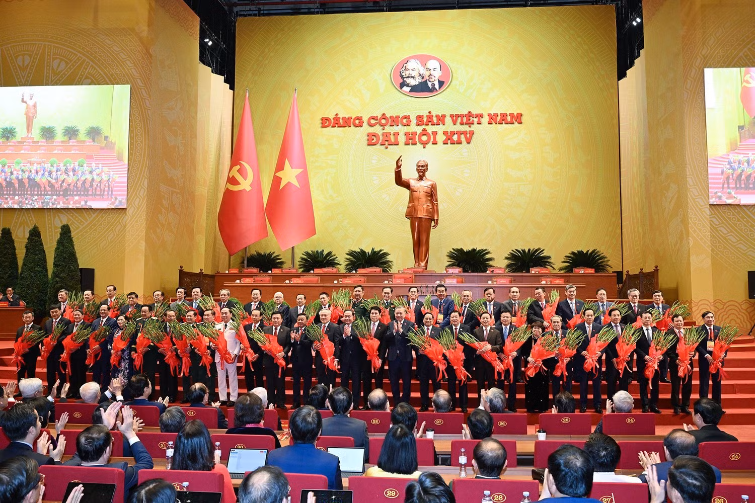 Tổng Bí thư Tô Lâm, Chủ tịch Quốc hội Trần Thanh Mẫn và Thường trực Ban Bí thư Trần Cẩm Tú tặng hoa cho các đồng chí Ủy viên Trung ương Đảng khóa XIII không tham gia Ban Chấp hành Trung ương Đảng khóa XIV.