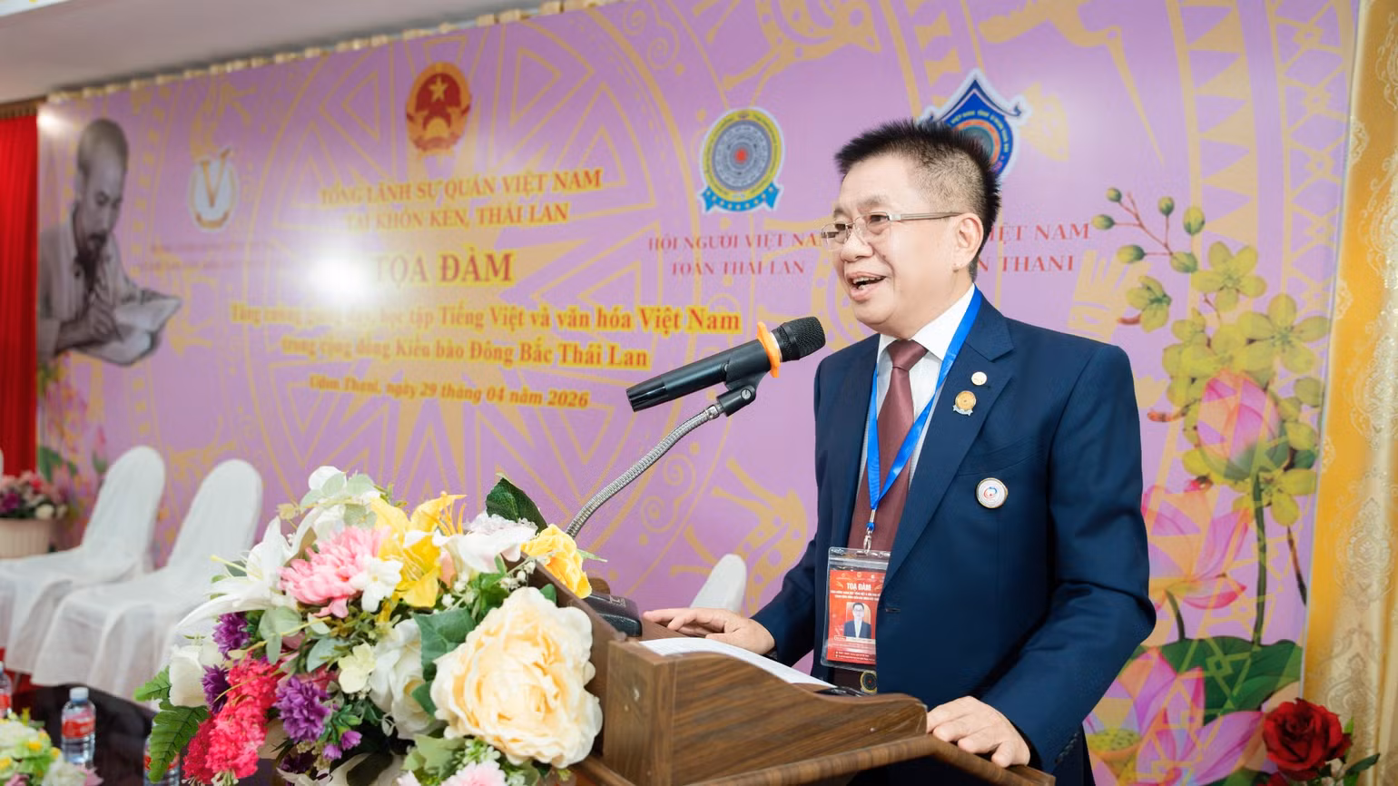 ong-ho-van-lam-chu-tich-tong-hoi-nguoi-viet-nam-toan-thai-lan-5267.jpg