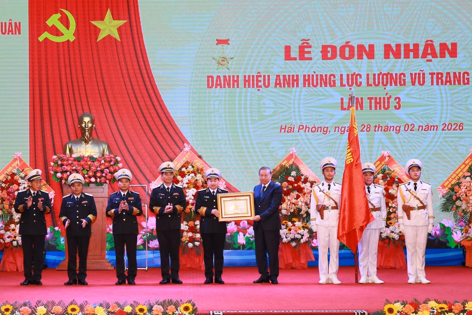 vna-potal-tong-bi-thu-du-le-don-nhan-danh-hieu-anh-hung-llvtnd-cua-quan-chung-hai-quan-8612342.jpg