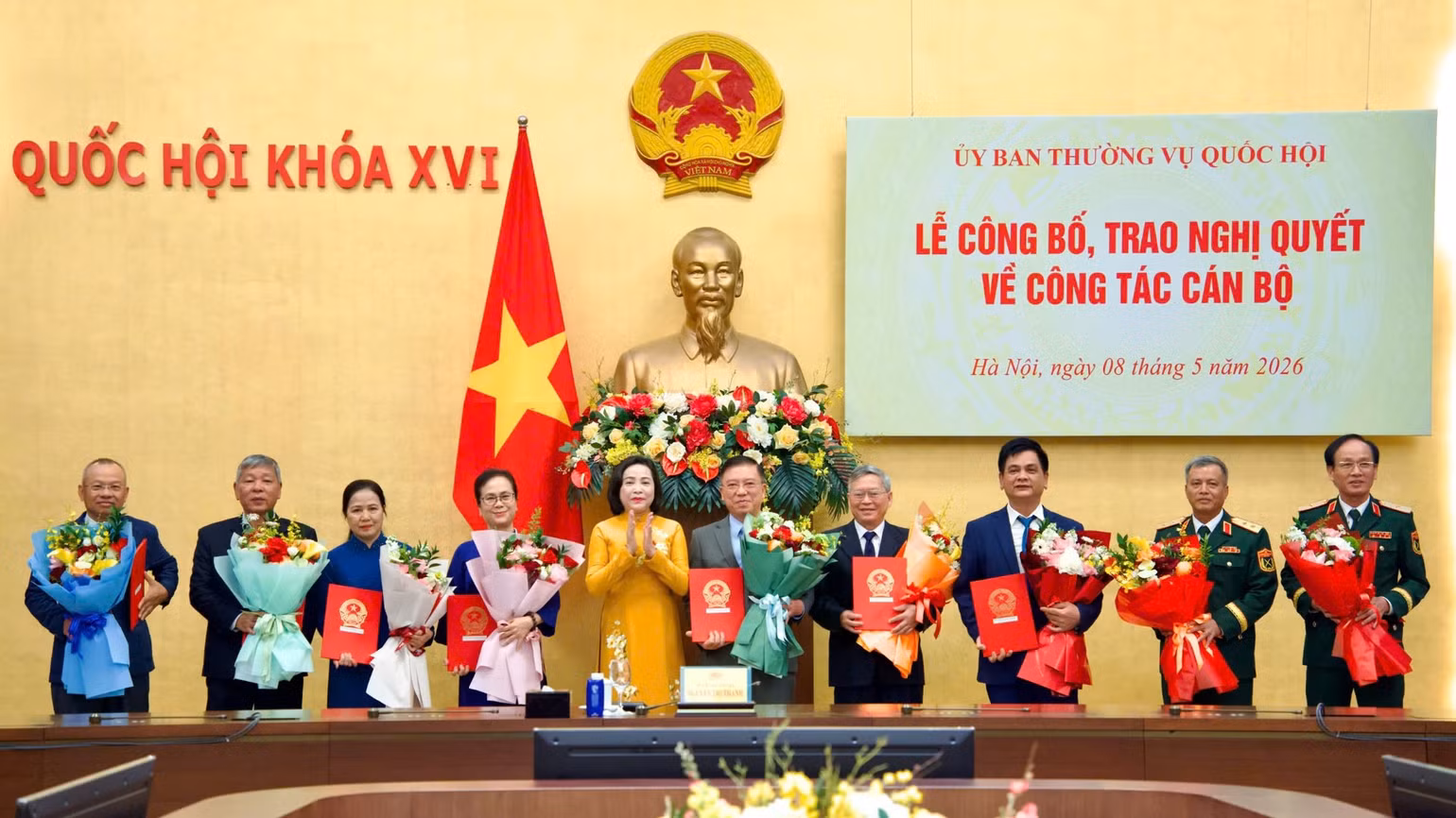 trao-quyet-dinh-nghi-huu-7940.jpg
