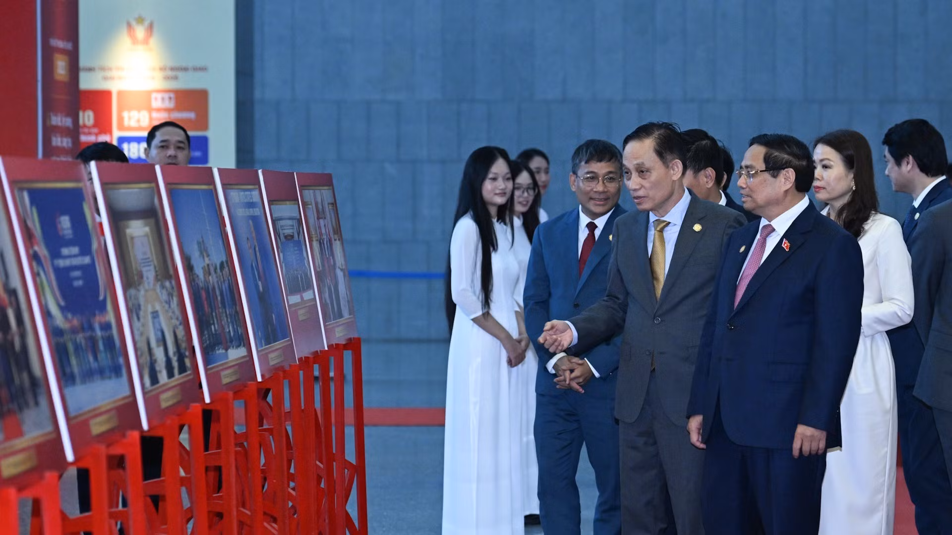 Thủ tướng Phạm Minh Chính tham quan trưng bày ảnh về hoạt động ngoại giao.