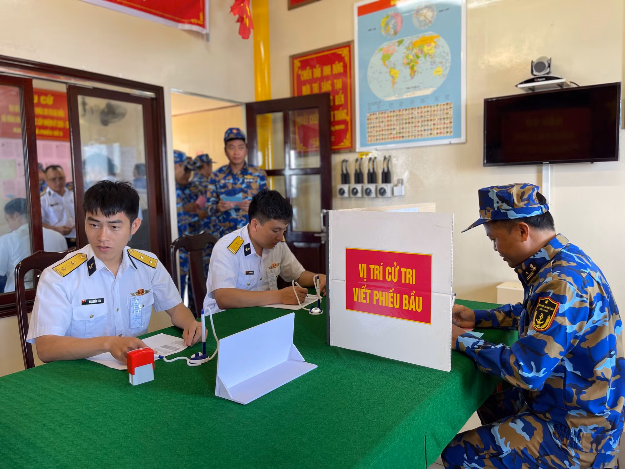 Không gian phòng bầu cử trên nhà giàn.