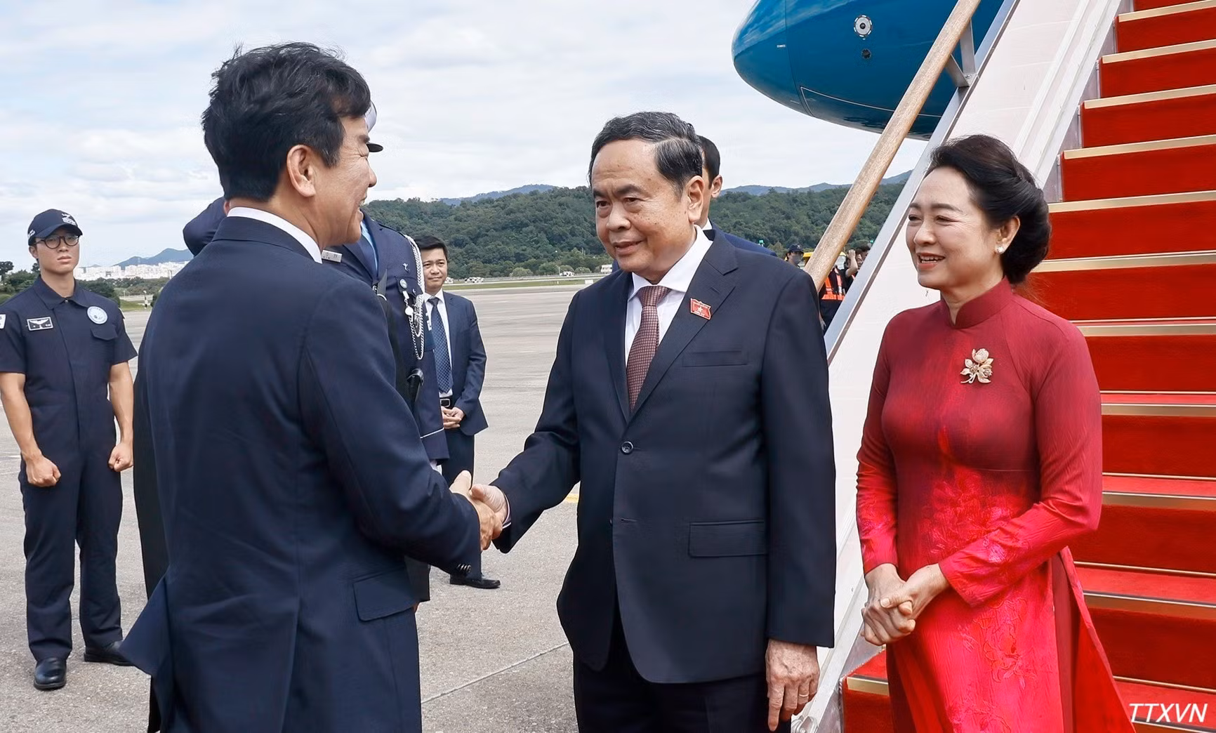 Chủ tịch Nhóm Nghị sĩ Hữu nghị Hàn Quốc-Việt Nam Moon Jin-seok đón Chủ tịch Quốc hội Trần Thanh Mẫn và Phu nhân tại sân bay Seongnam, Seoul. (Ảnh: Doãn Tấn/TTXVN)