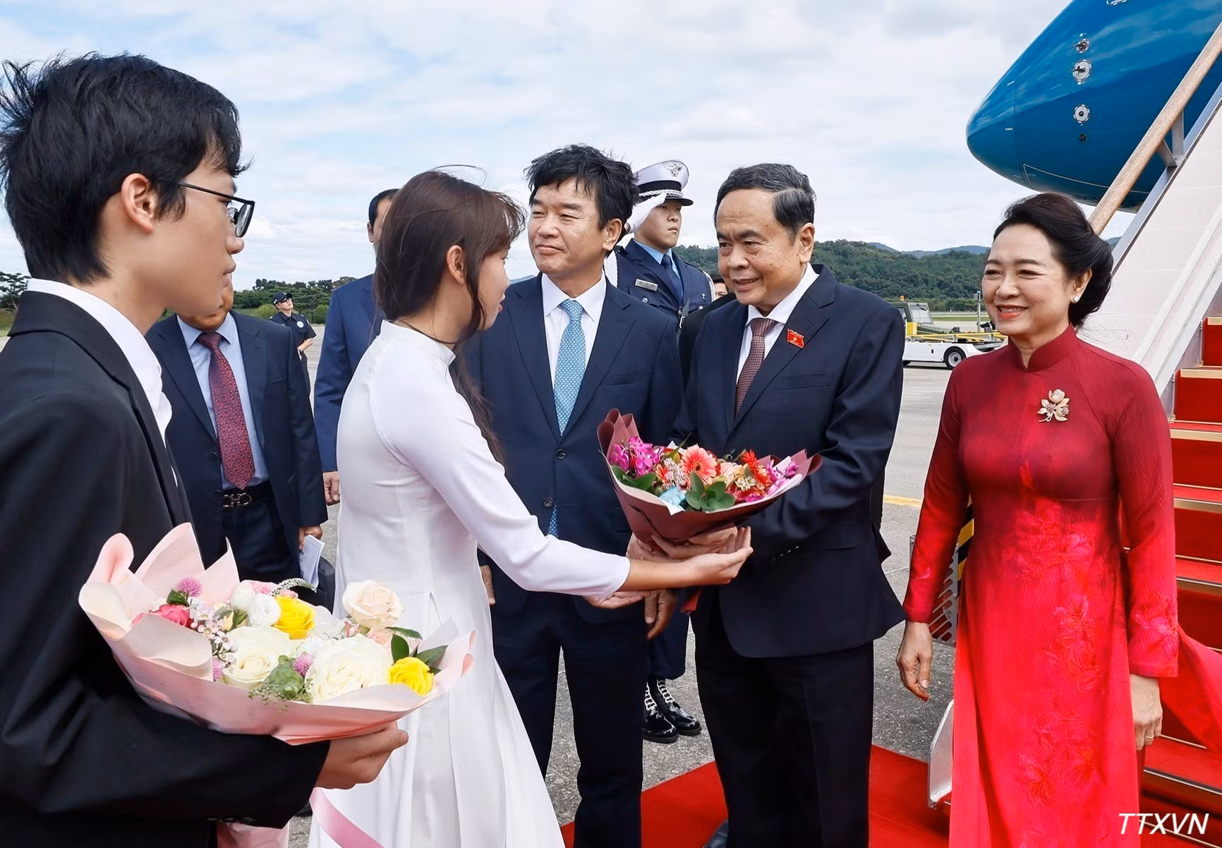 Chủ tịch Quốc hội Trần Thanh Mẫn và Phu nhân đến thủ đô Seoul, bắt đầu thăm chính thức Hàn Quốc. (Ảnh: Doãn Tấn/TTXVN)