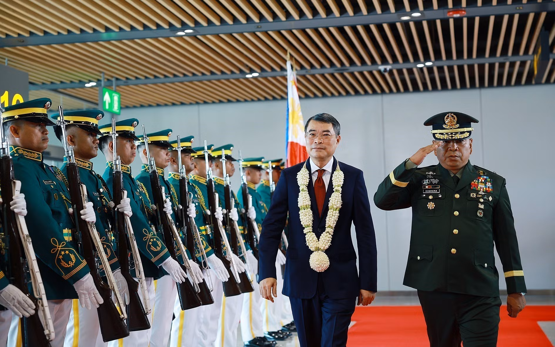 Lễ đón Thủ tướng Lê Minh Hưng tham dự Hội nghị Cấp cao ASEAN lần thứ 48 tại sân bay quốc tế Mactan, Cebu, Philippines. (Ảnh: Dương Giang/TTXVN)