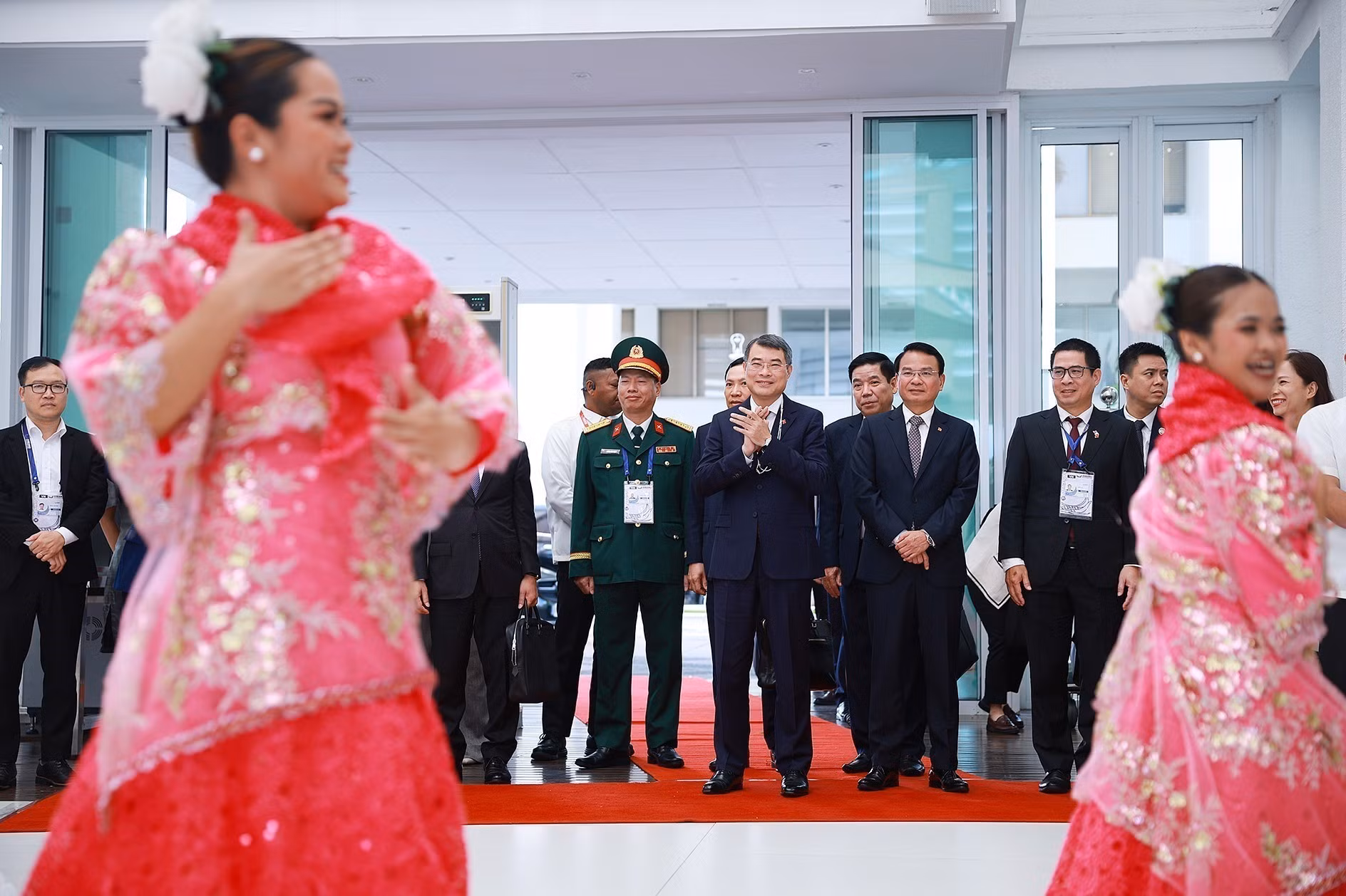 vna-potal-thu-tuong-bat-dau-tham-du-hoi-nghi-cap-cao-asean-48-8746168.jpg