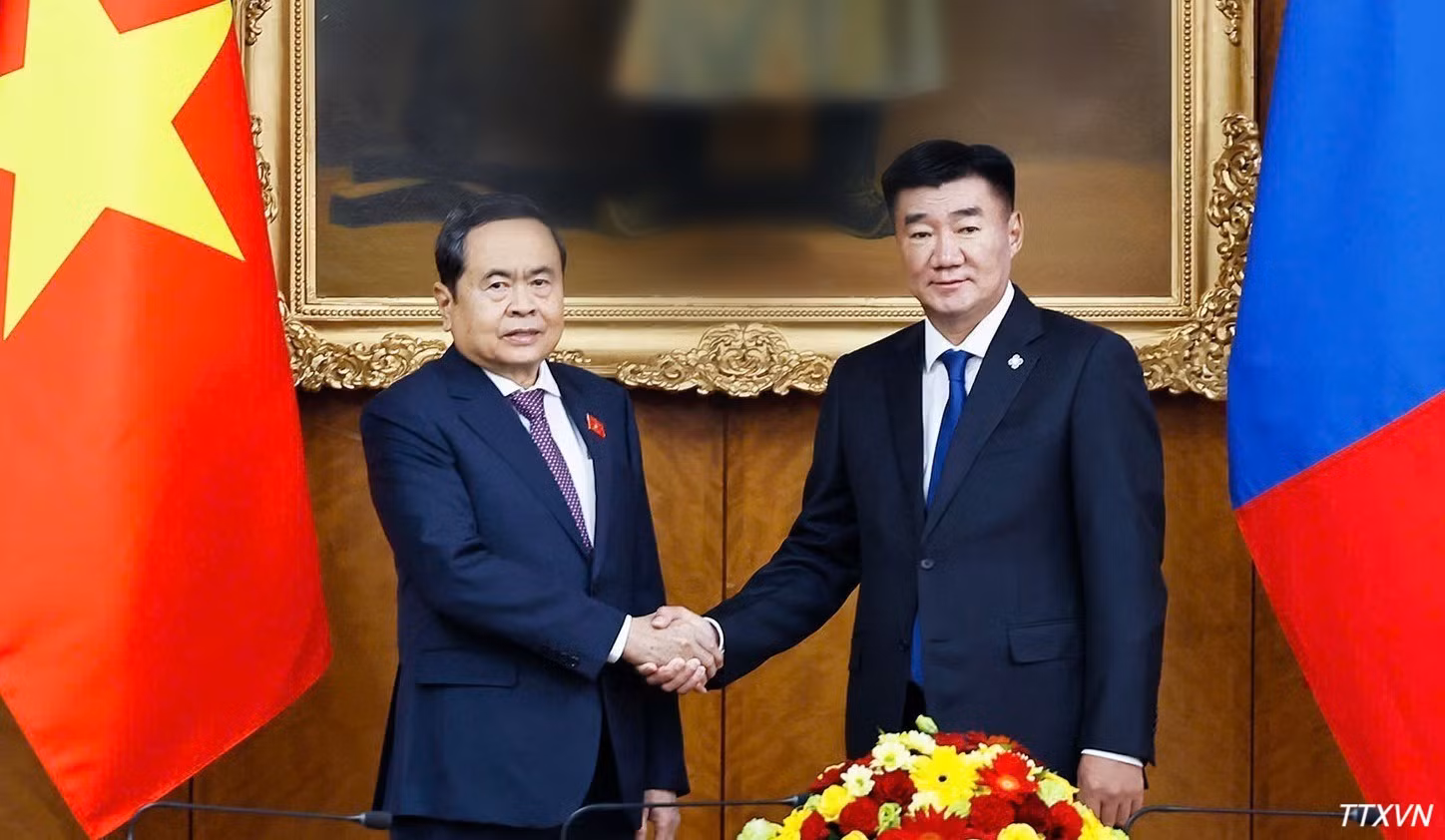 Chủ tịch Quốc hội Trần Thanh Mẫn và Chủ tịch Quốc hội Mông Cổ Sandag Byambatsogt chụp ảnh chung. (Ảnh: Doãn Tấn/TTXVN)